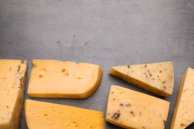 Taş arka planda farklı lezzetli peynir çeşitleri, üst görünüm. Metin için alan