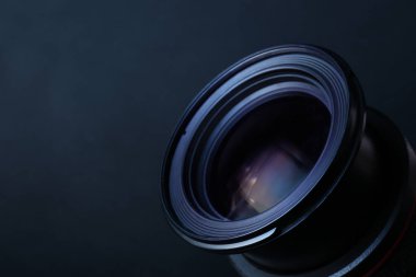 Koyu mavi arka plan, closeup profesyonel kamera Lens. Metin için alan