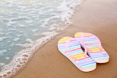 Denize yakın kumlu şık Flip flop, metin alanı. Plaj aksesuarları