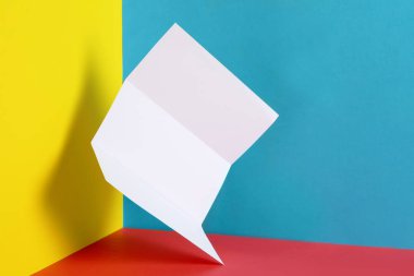 Renkli arka planda boş el ilanı. Tasarım için mockup