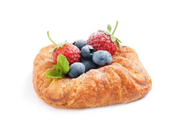 Beyaz arka planda tatlı çilek ile taze lezzetli puf pasta