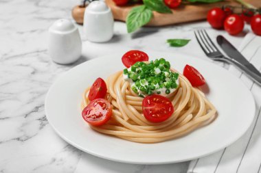Beyaz mermer masada soslu ekşi krema lı lezzetli spagetti