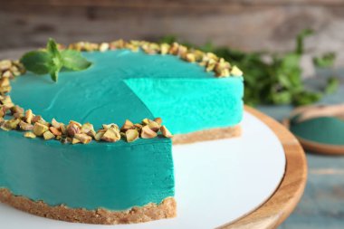 Tatlı standında lezzetli spirulina cheesecake, closeup görünümü