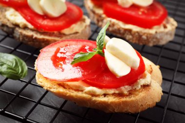 Soğutma rafında lezzetli taze domates bruschettas