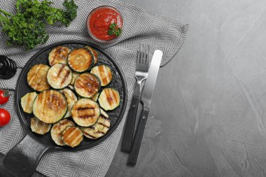 Gri masa üzerinde lezzetli ızgara kabak dilimleri ile Düz yatıyordu kompozisyon. Metin için alan