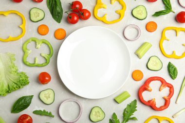 Beyaz ahşap masa üzerinde taze salata malzemeleri ile Düz yatıyordu kompozisyon, metin için alan