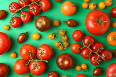 Yeşil arka plan üzerinde taze olgun domates ile Düz yatıyordu kompozisyon