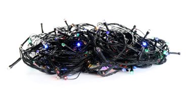 Beyaz arka planda Noel ışıkları dizesi