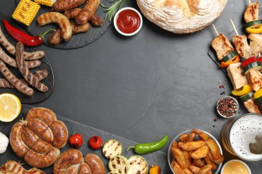 Gri masa üzerinde ızgara et ve sebze çerçeve, düz yatıyordu. Metin için alan