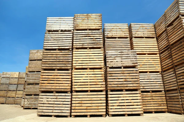 Haufen leerer Holzkisten an sonnigem Tag im Freien — Stockfoto