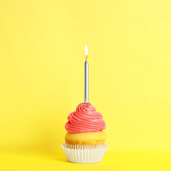 Geburtstagskuchen mit Kerze auf gelbem Hintergrund — Stockfoto