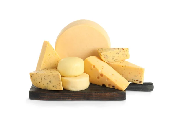Placa de madeira com diferentes tipos de queijo no fundo branco — Fotografia de Stock