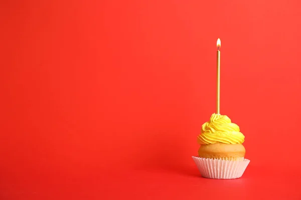 Narozeninový dort se svíčkou na červeném pozadí, prostor pro text — Stock fotografie