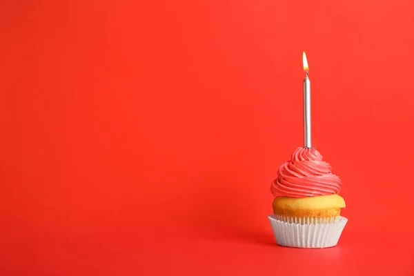 Narozeninový dort se svíčkou na červeném pozadí, prostor pro text — Stock fotografie