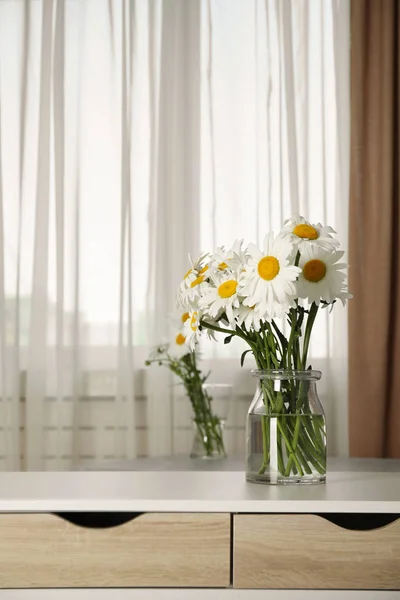Ваза з красивими квітами ромашки на шафі в кімнаті. Простір для тексту — стокове фото