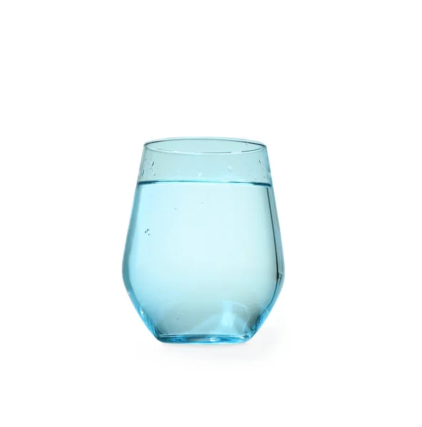 Glas Wasser auf blauem Hintergrund. erfrischendes Getränk — Stockfoto