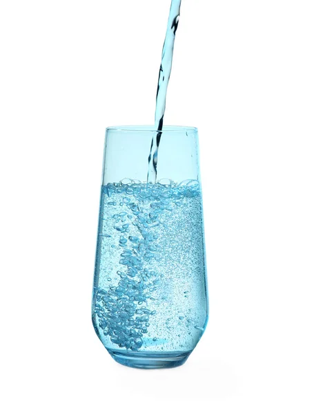 Gietwater van fles in glas tegen blauwe achtergrond. Verfrissend drankje — Stockfoto