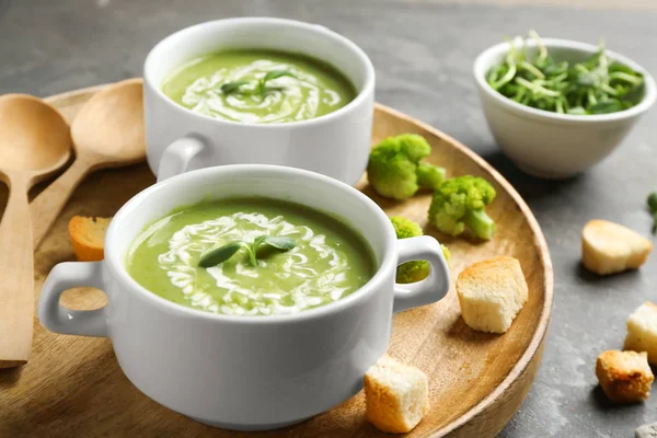 Kommen heerlijke broccoli Cream soep met micro greens geserveerd op lade — Stockfoto