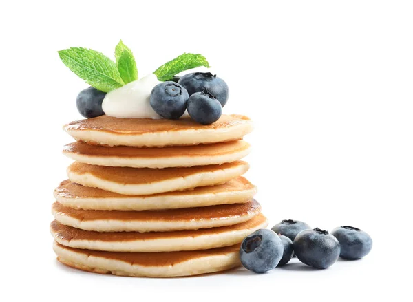 Pancake lezat dengan blueberry, saus dan mint di latar belakang putih — Stok Foto