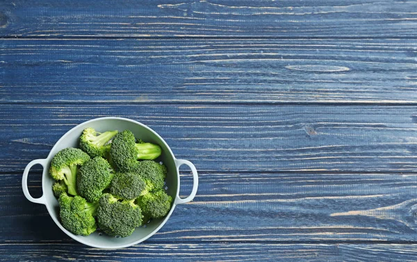 Warna brokoli segar pada meja kayu biru, tilikan atas dengan ruang untuk teks — Stok Foto