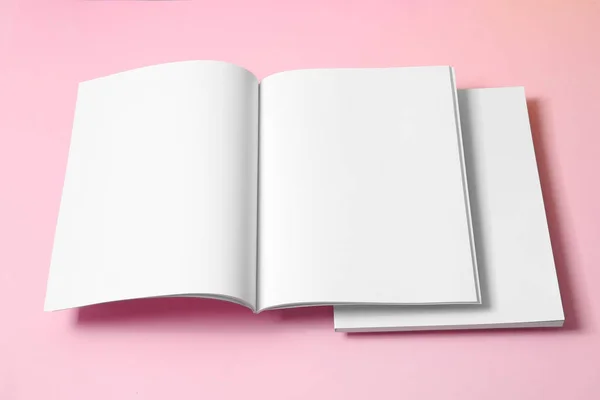 Páginas vacías de libros sobre fondo rosa. Burla para el diseño —  Fotos de Stock