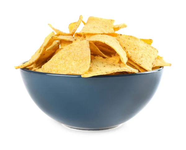 Blauwe kom met lekkere Mexicaanse nacho's chips op witte achtergrond — Stockfoto