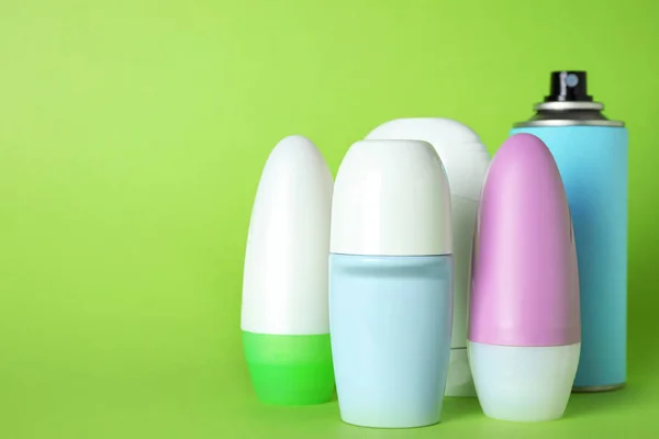 Conjunto de diferentes desodorizantes sobre fundo verde claro — Fotografia de Stock