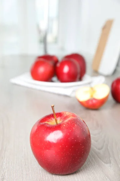 실내 흰색 나무 테이블에 잘 익은 육즙 이 빨간 사과 — 스톡 사진