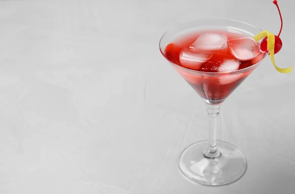 Glass of tasty refreshing cocktail on grey background, space for text — Stock Photo, Image