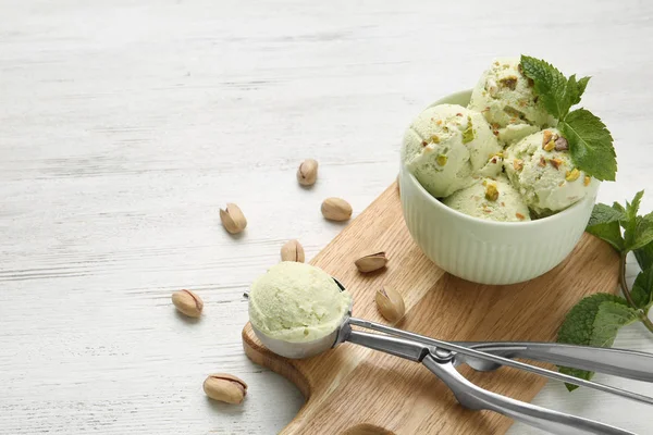 Chutné pistáciové zmrzliny podávané na bílém dřevěném stole, místo pro text — Stock fotografie