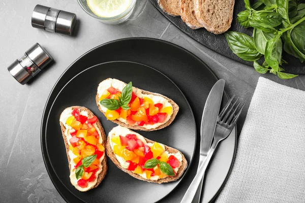 Smakelijke verse tomaten bruschette op een grijze tafel, platte lag — Stockfoto