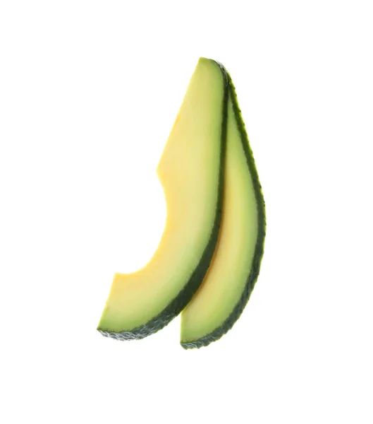 Scheiben reife Avocado auf weißem Hintergrund — Stockfoto
