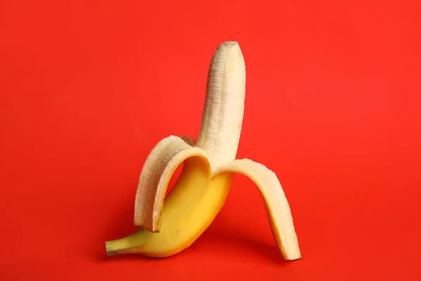 Φρέσκια μπανάνα σε κόκκινο φόντο. Σεξ ιδέα — Φωτογραφία Αρχείου