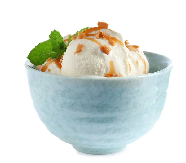 Delicioso helado con salsa de caramelo, menta y nueces en un tazón sobre fondo blanco — Foto de Stock