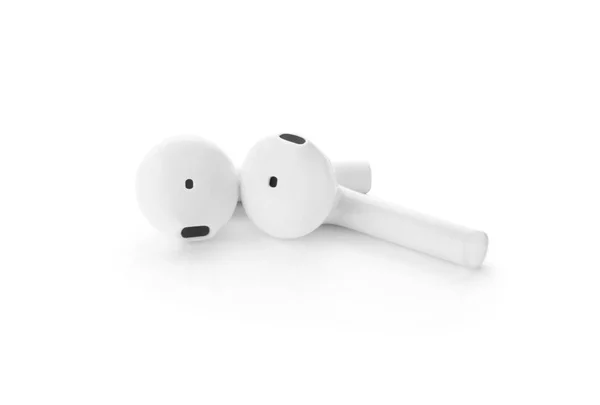 Par de fones de ouvido sem fio modernos em fundo branco — Fotografia de Stock