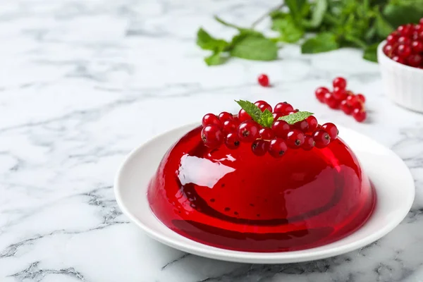 Délicieuse gelée rouge fraîche aux baies et menthe sur table en marbre — Photo