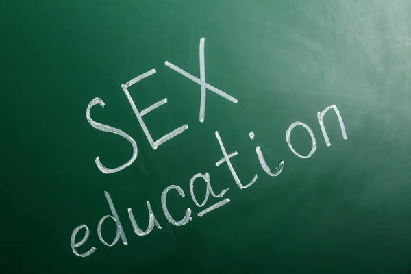 "Szex oktatás" kifejezés zöld palatboard — Stock Fotó