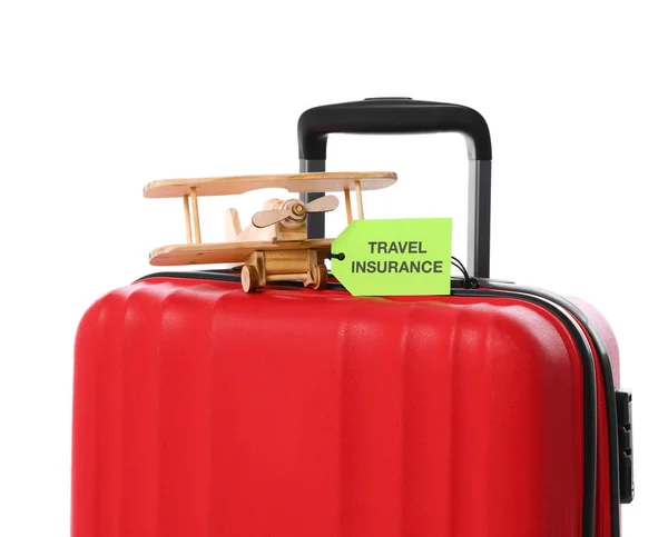 Roter Koffer mit Reiseversicherungsetikett auf weißem Hintergrund, Nahaufnahme — Stockfoto