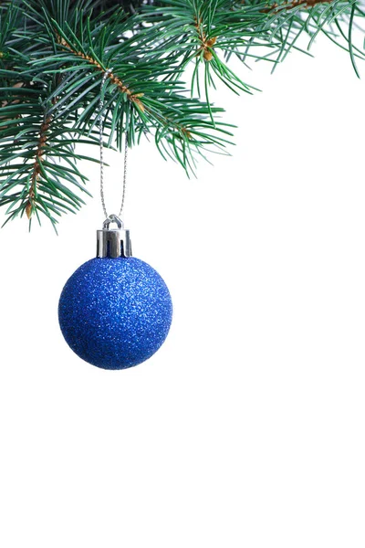 Boule de Noël bleue suspendue à une branche de sapin sur fond blanc — Photo