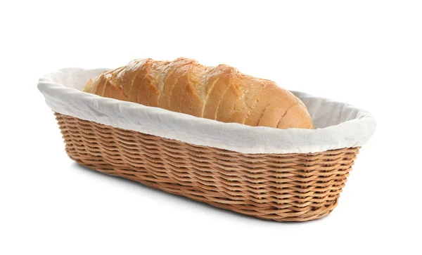 Affettato gustoso pane fresco in cesto di vimini su sfondo bianco — Foto Stock