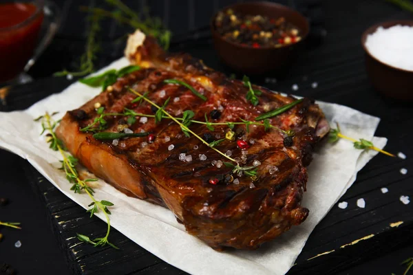 Bord met gegrild vlees op zwarte achtergrond, close-up — Stockfoto