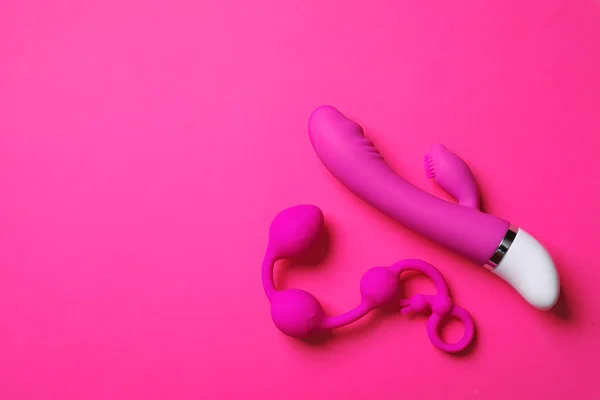 Bilele anale și vibratorul pe fundal roz, plat așezat cu spațiu pentru text. Jucarie sexuala — Fotografie, imagine de stoc