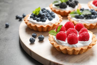 Hafif masada farklı berry tarts. Lezzetli hamur işleri