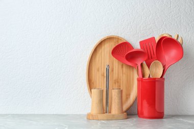 Hafif duvara yakın taş masa üzerinde durmak mutfak gereçleri seti. Metin için alan