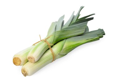 Beyaz arka planda taze çiğ pırasa. Olgun soğan