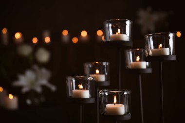 Bulanık arka planda mum yakma, metin için alan. Cenaze sembolü
