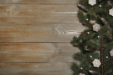 Ahşap arka plan üzerinde Noel dekorasyonu ile Köknar ağacı dalları, düz yatıyordu. Metin için alan