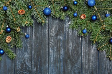 Koyu ahşap arka plan üzerinde Noel dekorasyonu ile Köknar ağaç dalları, düz yatıyordu. Metin için alan