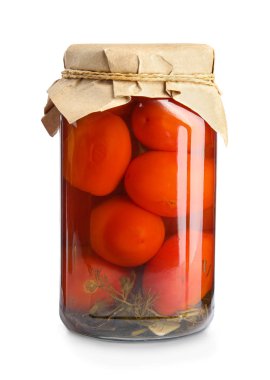 Beyaz arka planda cam kavanozda domates turşusu