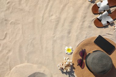 Kum üzerinde farklı plaj aksesuarları ile Düz yatıyordu kompozisyon. Metin için alan